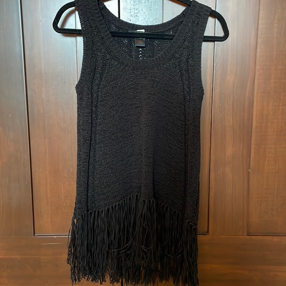 Scoop NYC sleeveless fringed knit sweater in black - Picture 3 of 11